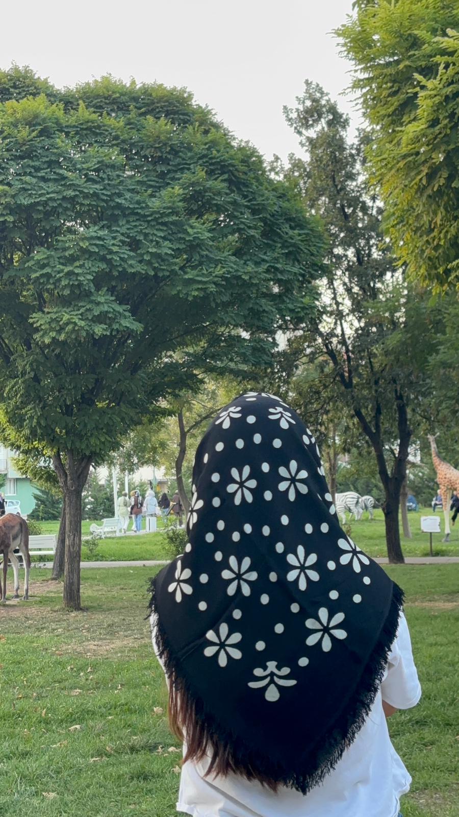 Siyah Çiçek Desenli Püsküllü Pamuklu Yazma