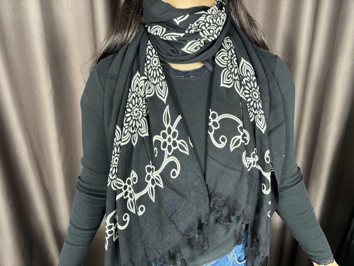 Siyah Çiçek Baskılı Pamuklu Şal