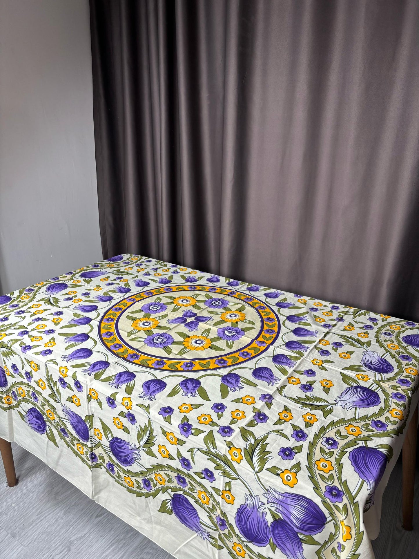 Lale Desenli 170x170 Kare Masa Örtüsü – Mor ve Sarı Çiçekli, Kolay Temizlenebilir Kumaş