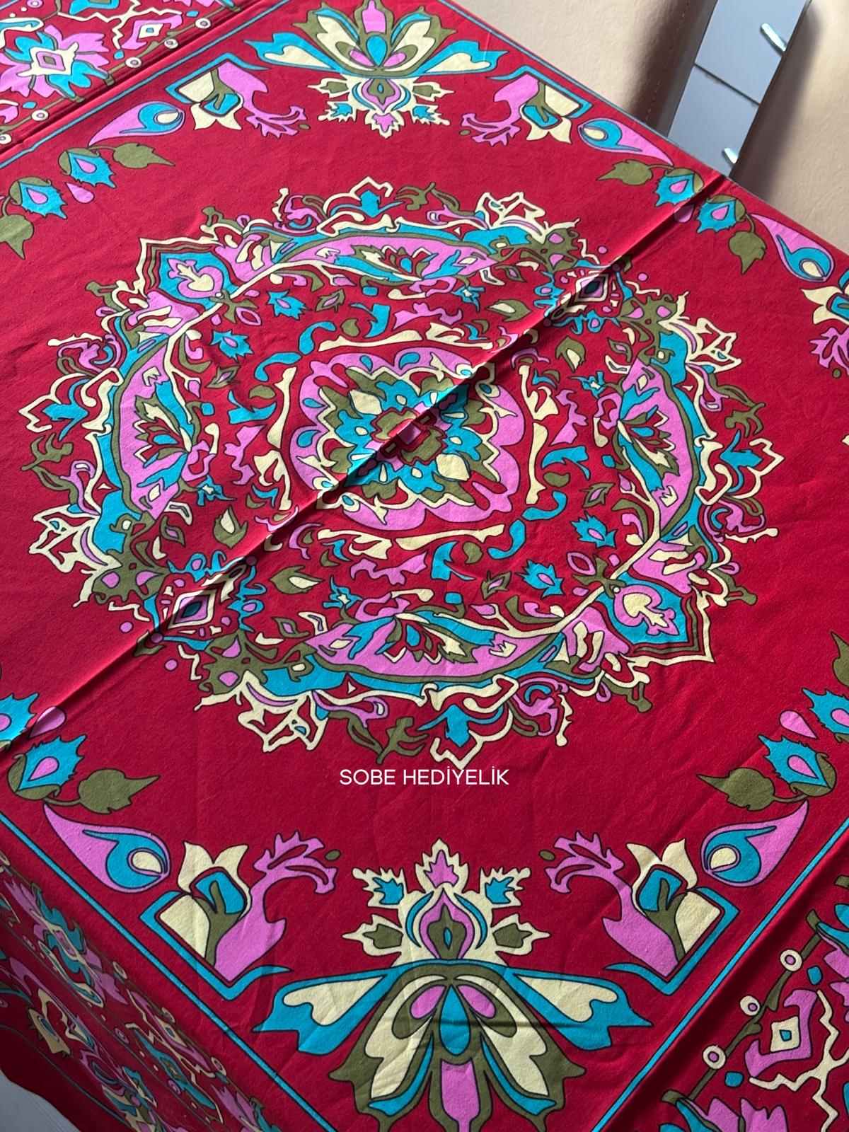 Kırmızı Etnik Desenli 170x170 Kare Masa Örtüsü – Canlı Renkli, Kolay Temizlenebilir Kumaş