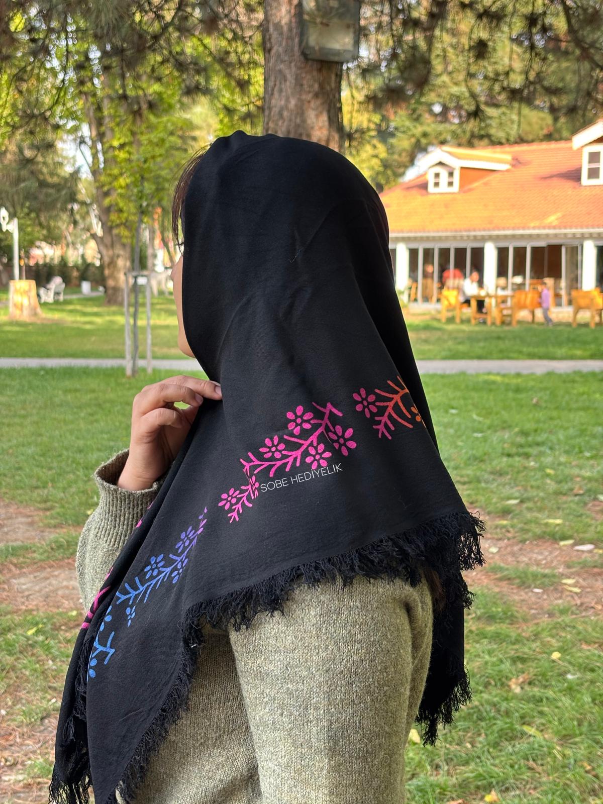 Siyah Baskılı Püsküllü Desenli Yazma Eşarp