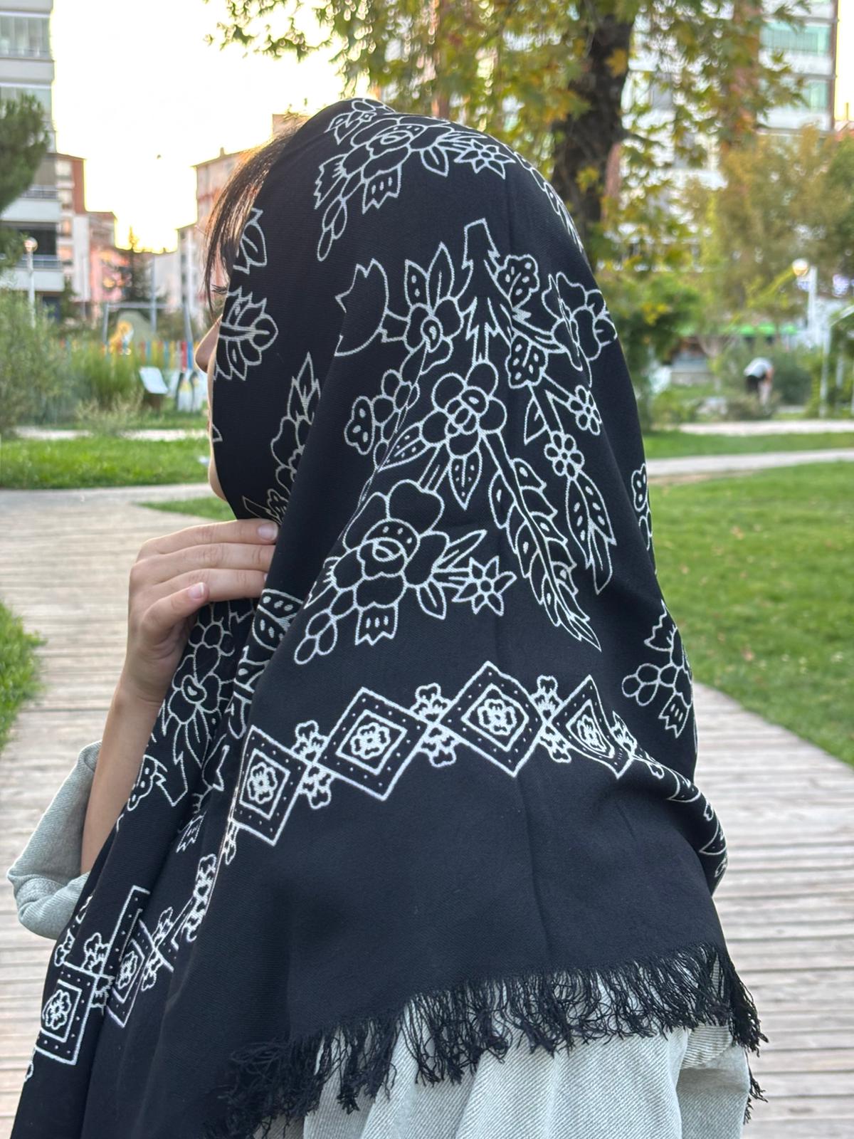 Siyah Desenli Püsküllü Pamuklu Yazma