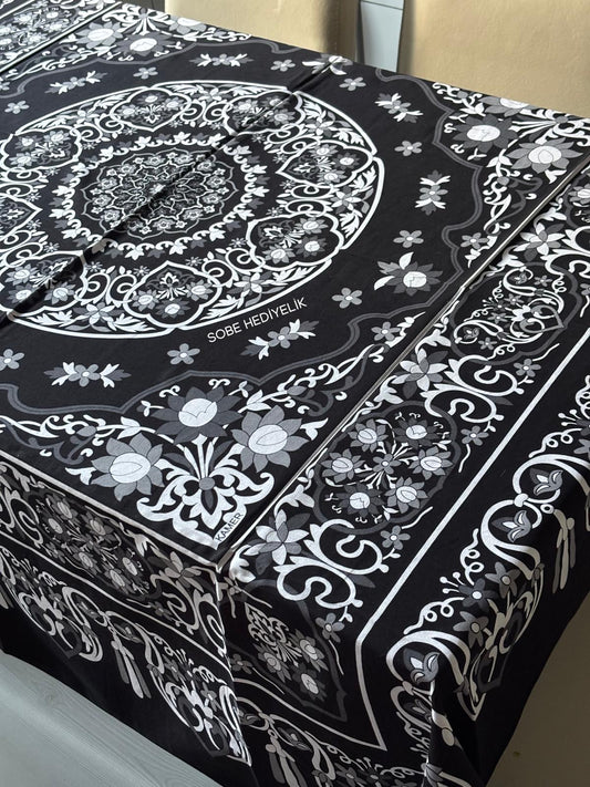 Siyah Beyaz Desenli Kare Masa Örtüsü