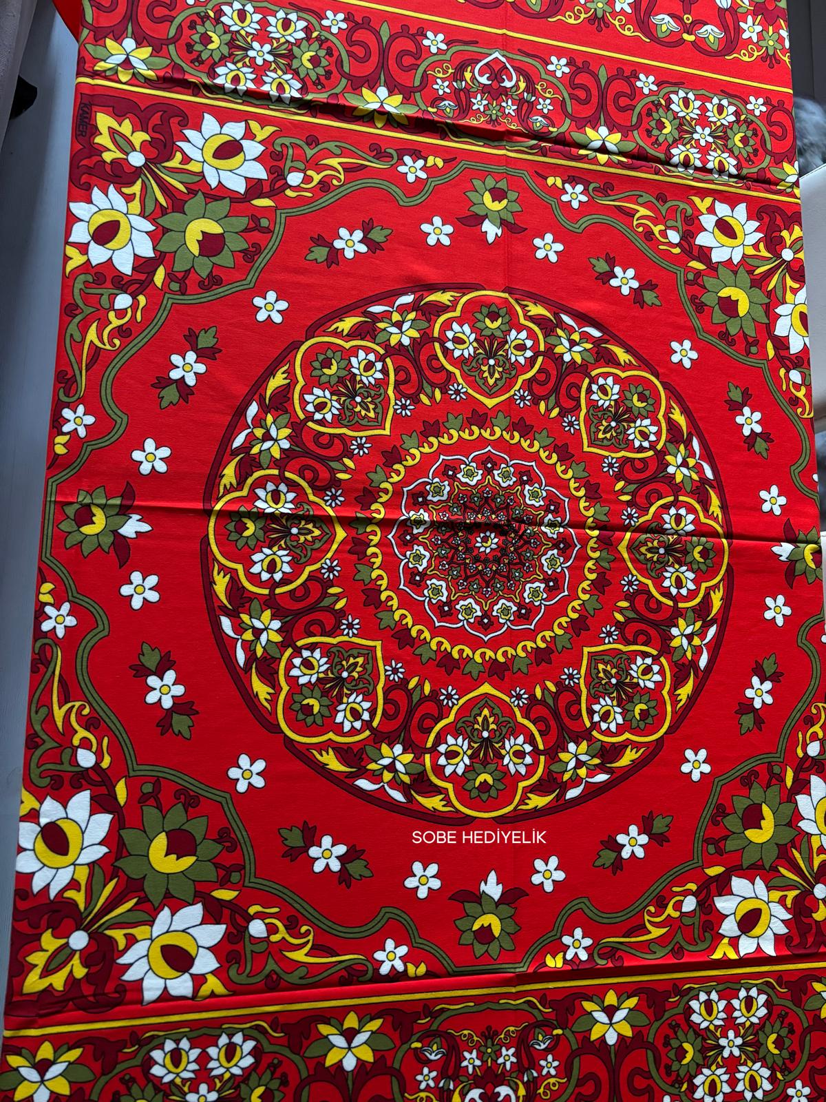 Turuncu Çiçek Desenli Kare Masa Örtüsü