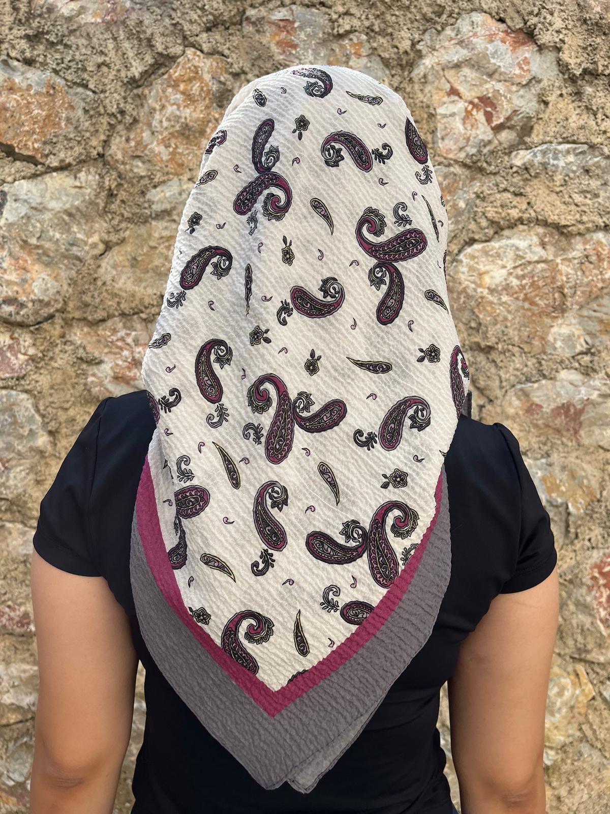 Beyaz Zemin Paisley Desenli Yazma - Gri