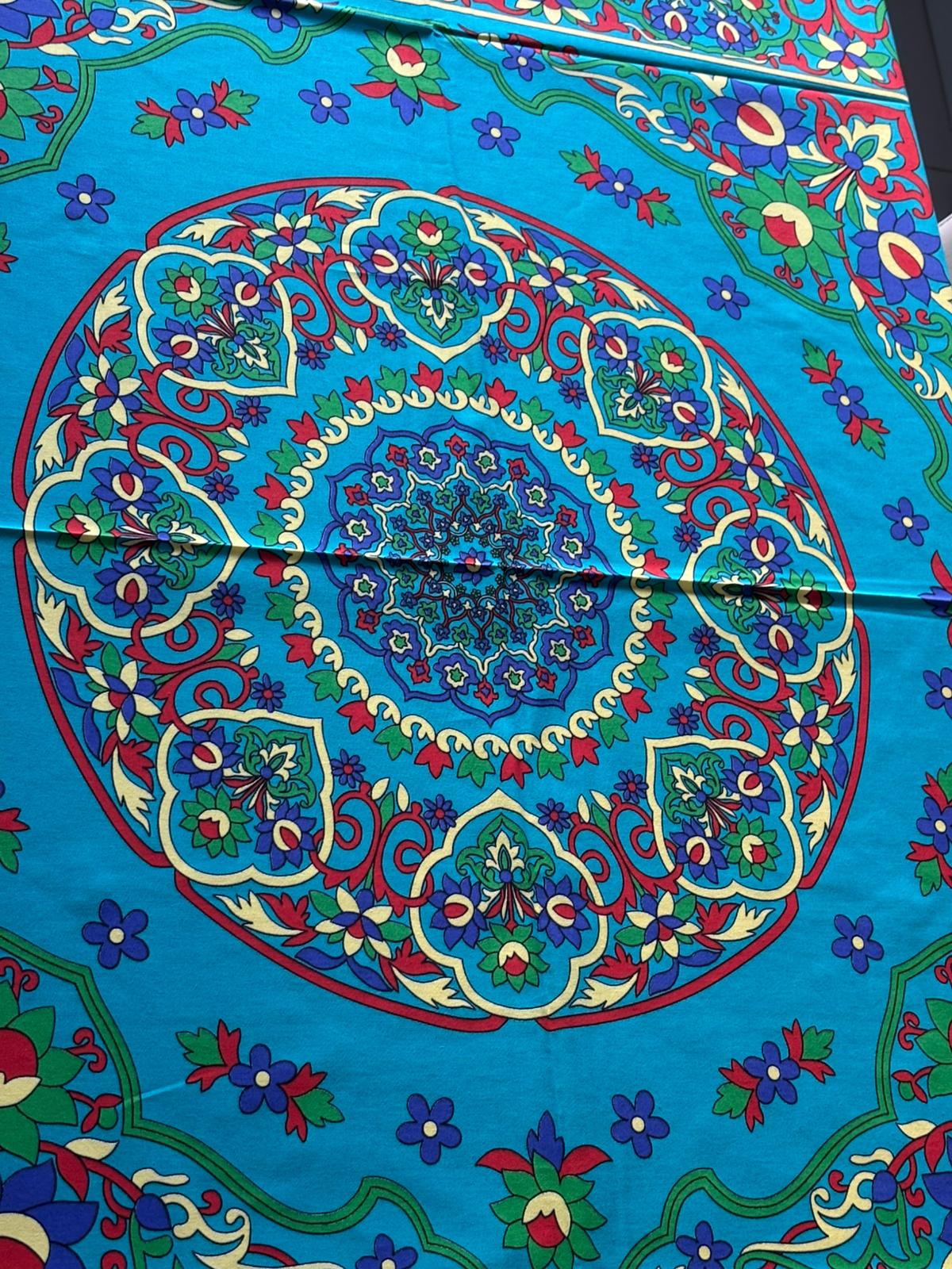 Turkuaz Etnik Desenli 170x170 Kare Masa Örtüsü – Canlı Renkli, Kolay Temizlenebilir Kumaş