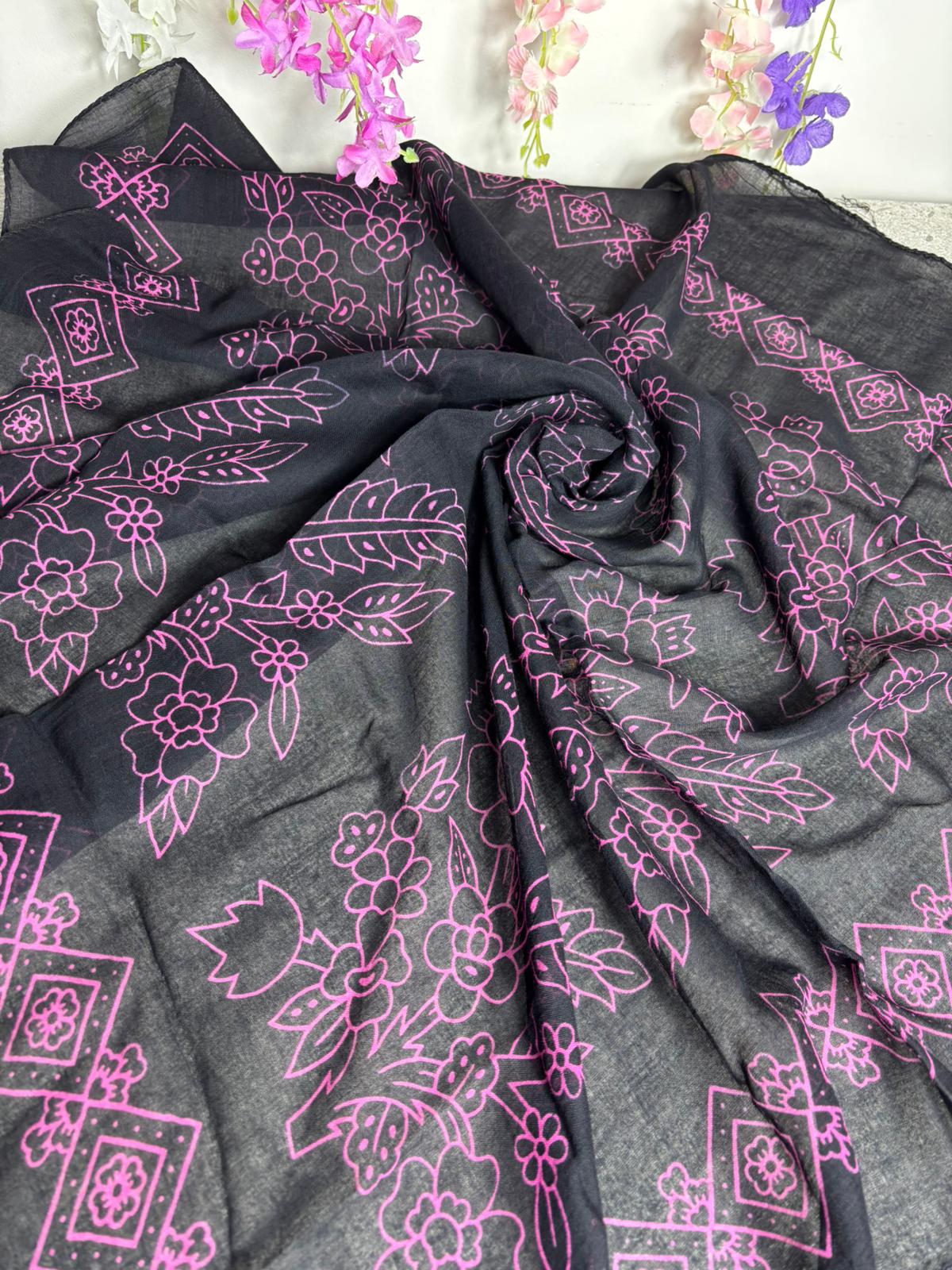 Siyah Zeminli Çiçek Desenli Tülbent Yazma