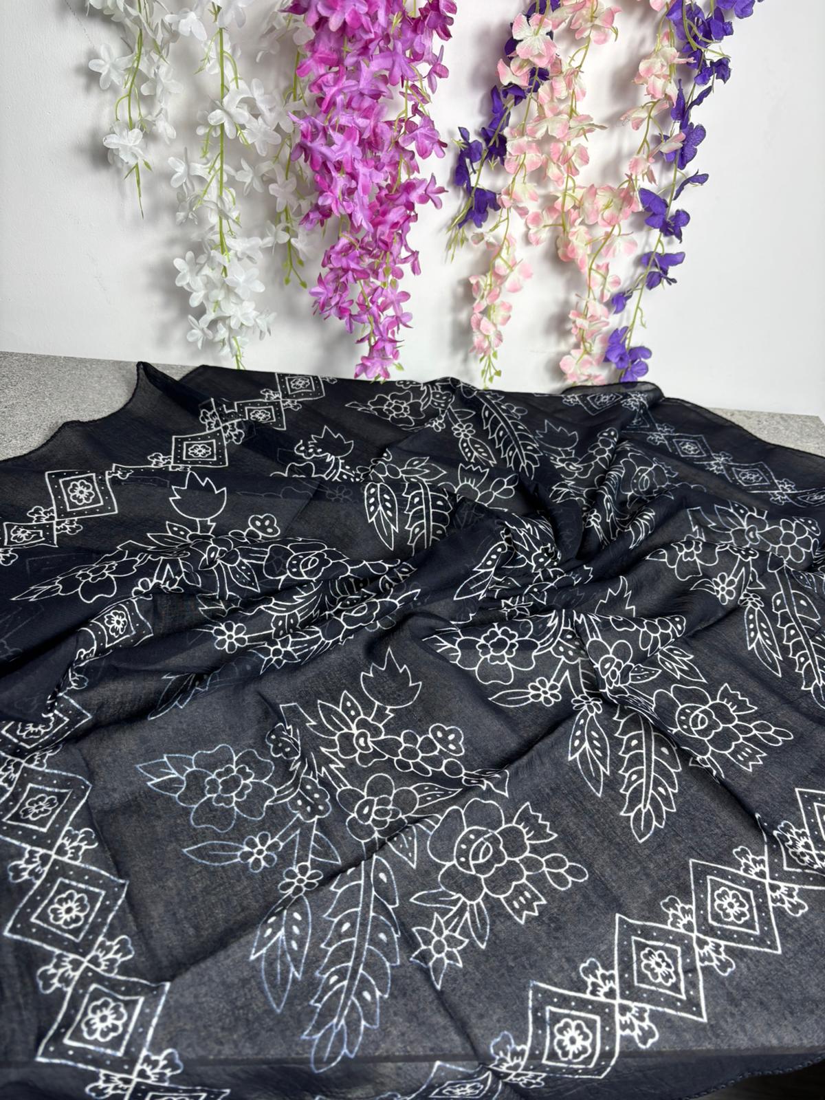 Siyah Zeminli Çiçek Desenli Tülbent Yazma