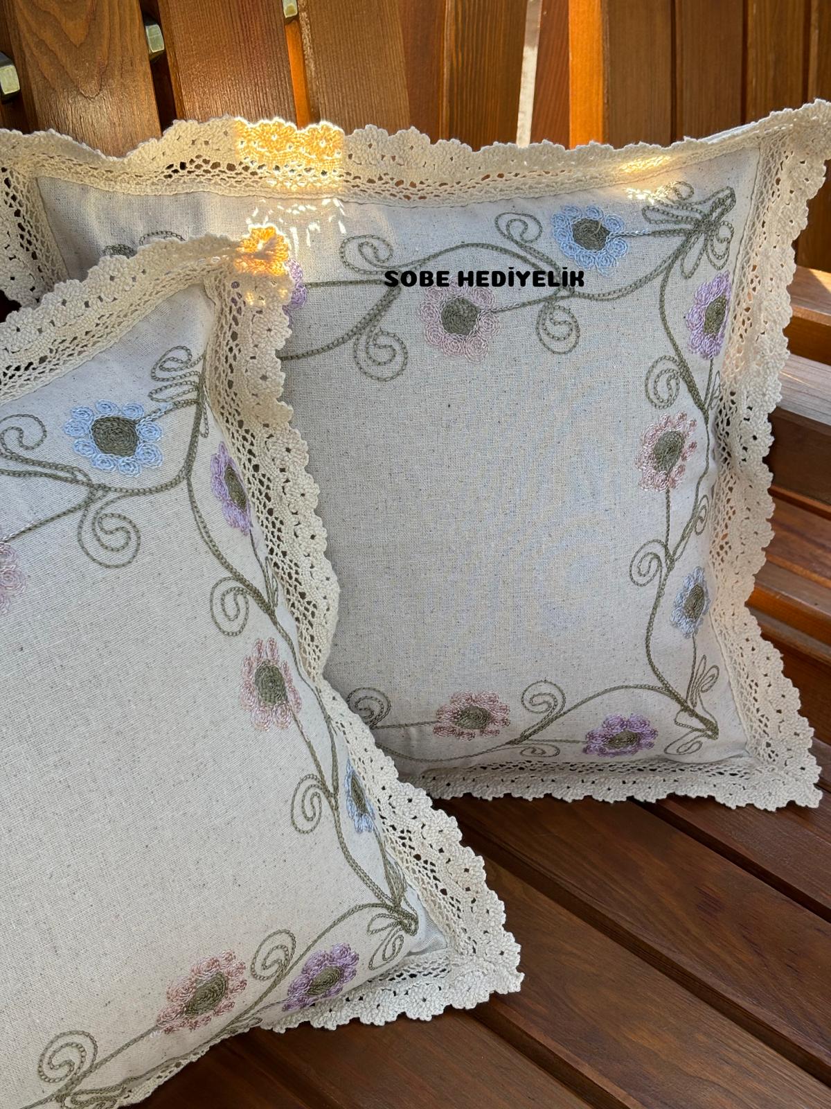 İşlemeli Dantelli Keten Kırlent Kılıfı 40x40 cm – Pastel Çiçek Desenli, Vintage Tarz Dekoratif Yastık Kılıfı