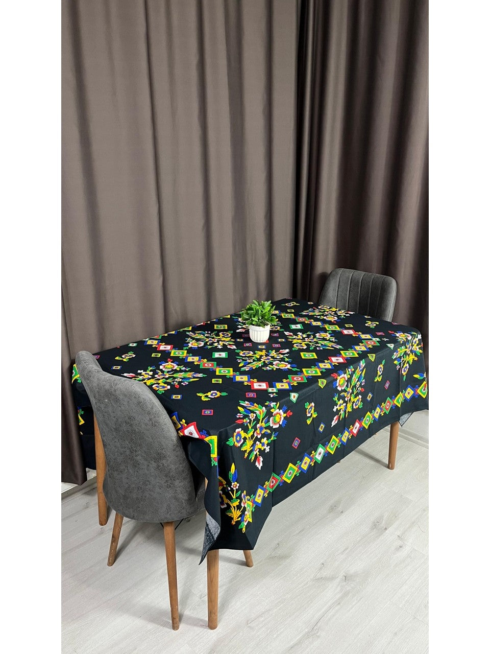 Yöresel Tokat Çiçek Desenli 170x170 Kare Masa Örtüsü - Siyah