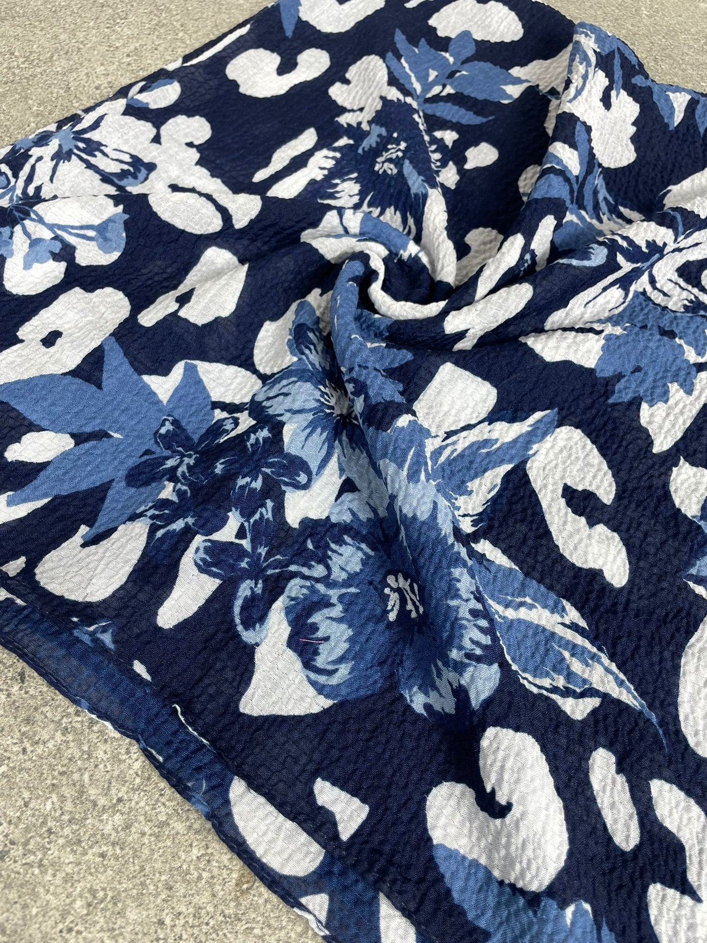 Lacivert Çiçek Desenli Kraş Kumaş Yazma