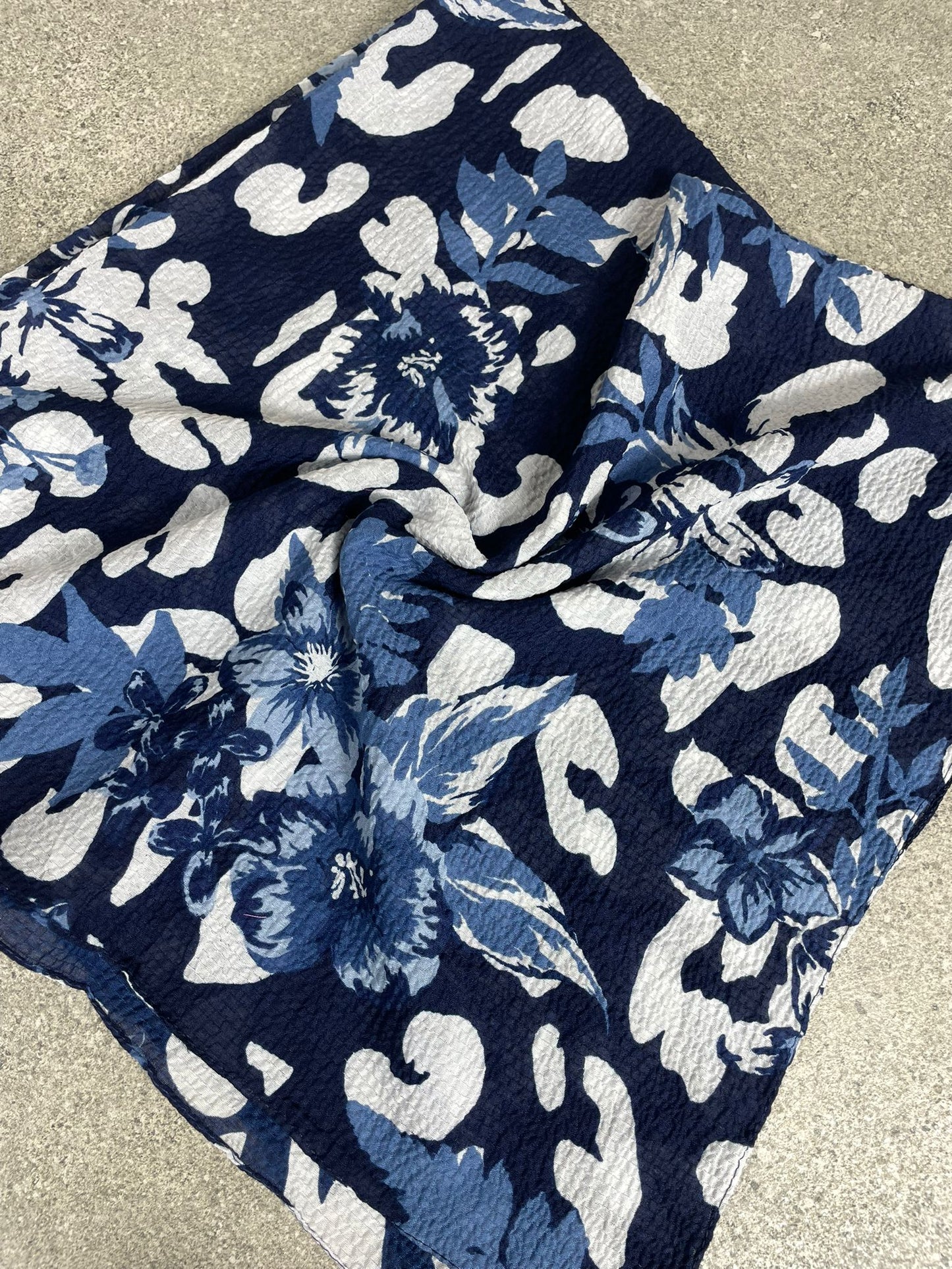 Lacivert Çiçek Desenli Kraş Kumaş Yazma