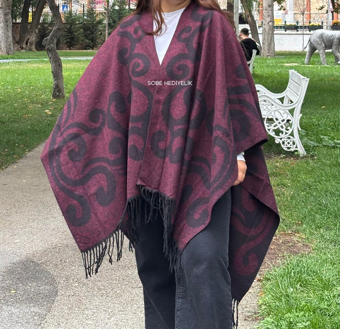 Bordo Çift Taraflı Yünlü Desenli Kadın Panço