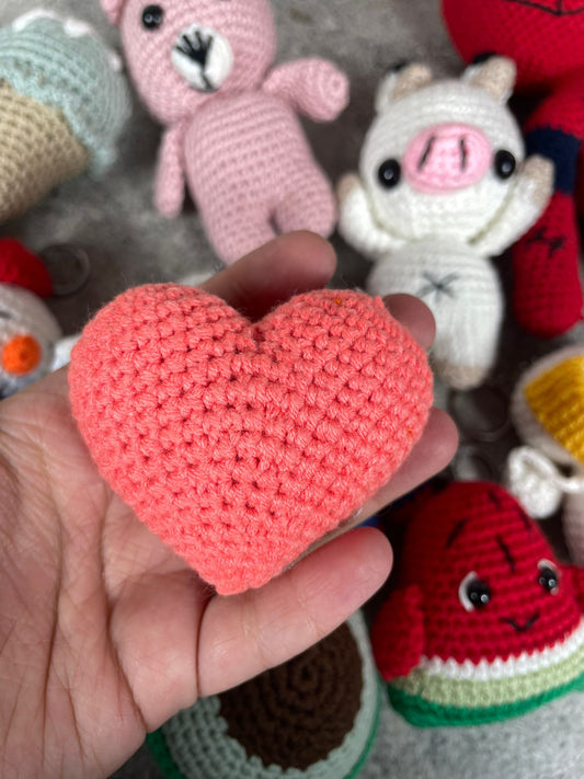 Amigurumi Kalp Anahtarlık – El Örgüsü Sevimli Hediyelik
