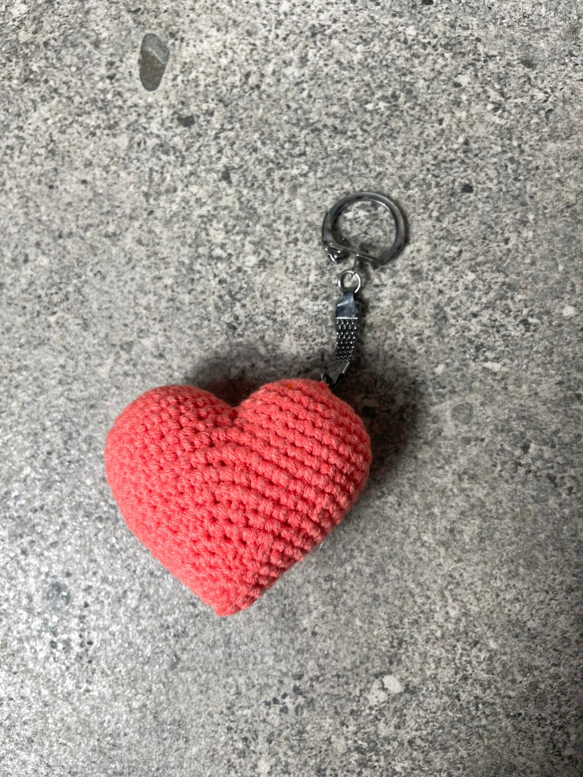 Amigurumi Kalp Anahtarlık – El Örgüsü Sevimli Hediyelik