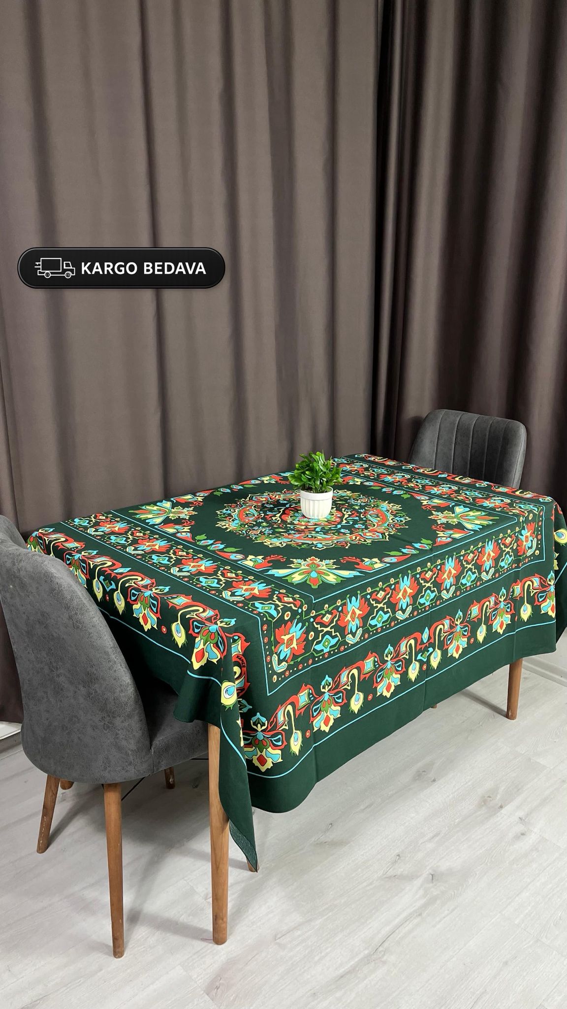 Etnik Desenli Yeşil Kare Masa Örtüsü 170x170