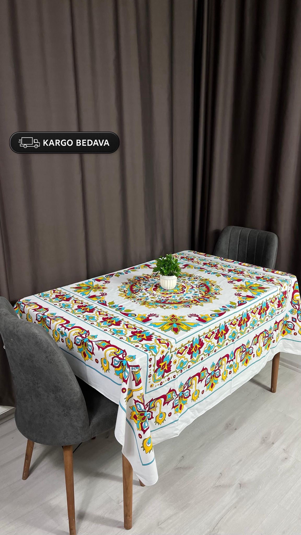 Etnik Desenli Kare Masa Örtüsü