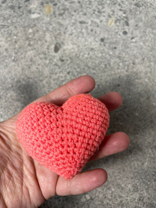 Amigurumi Kalp Anahtarlık – El Örgüsü Sevimli Hediyelik