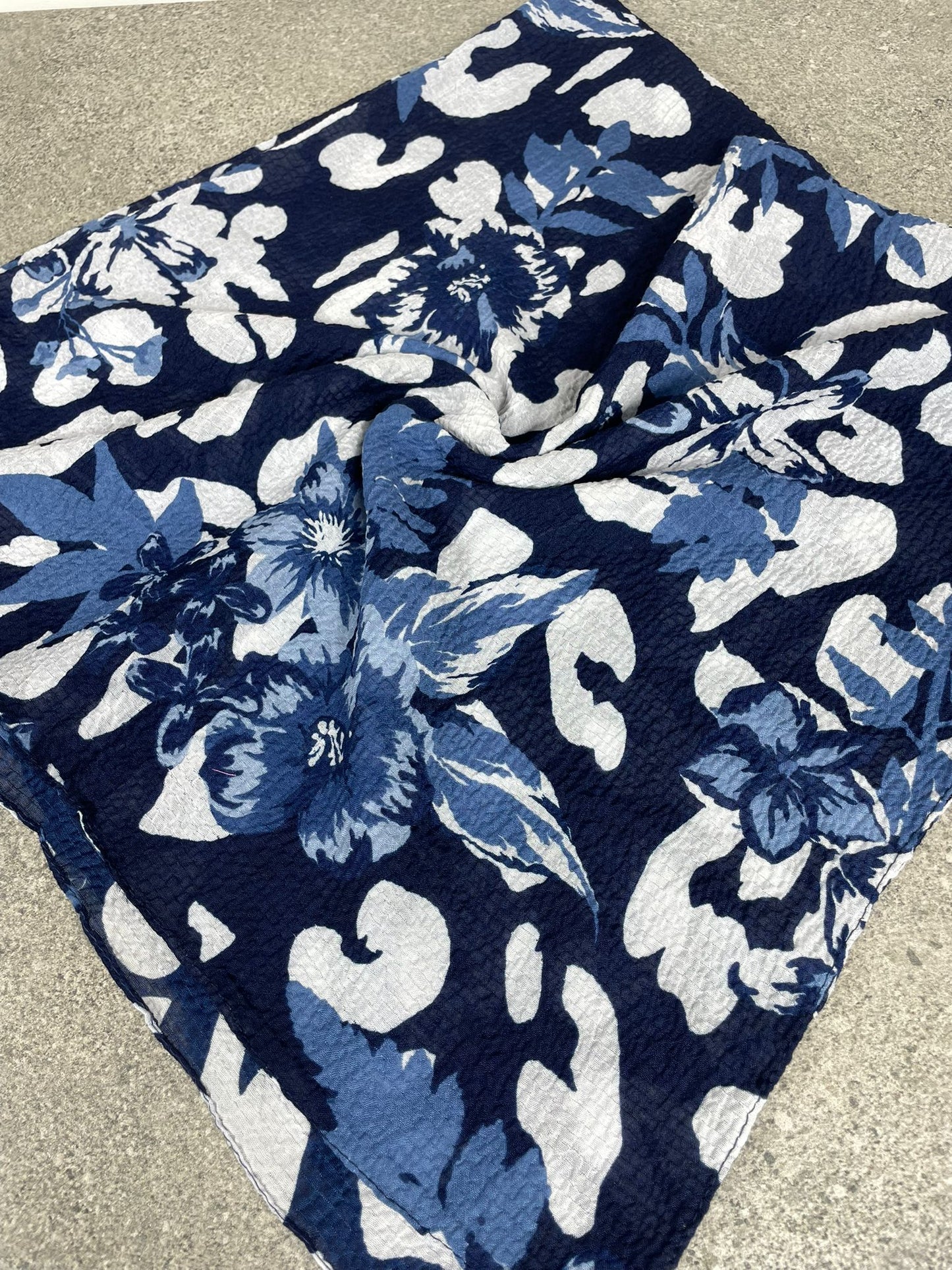 Lacivert Çiçek Desenli Kraş Kumaş Yazma