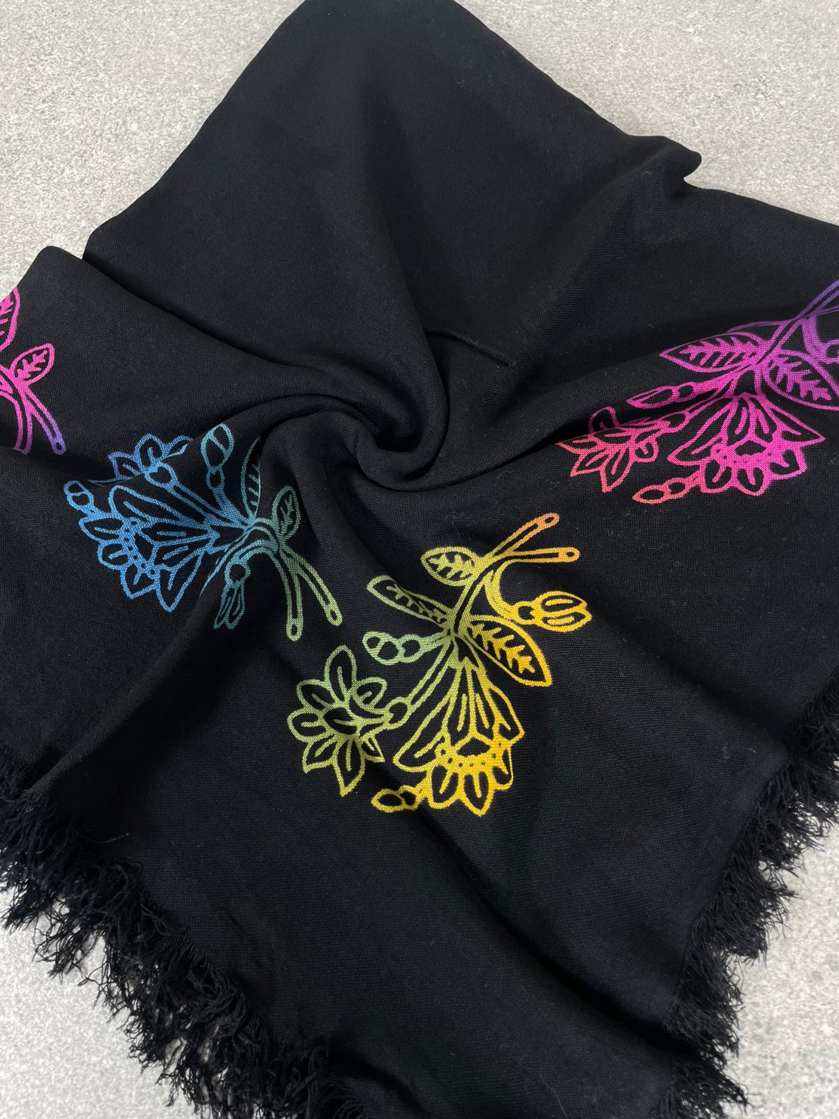 Siyah Renkli Çiçek Desenli Püsküllü Pamuklu Yazma