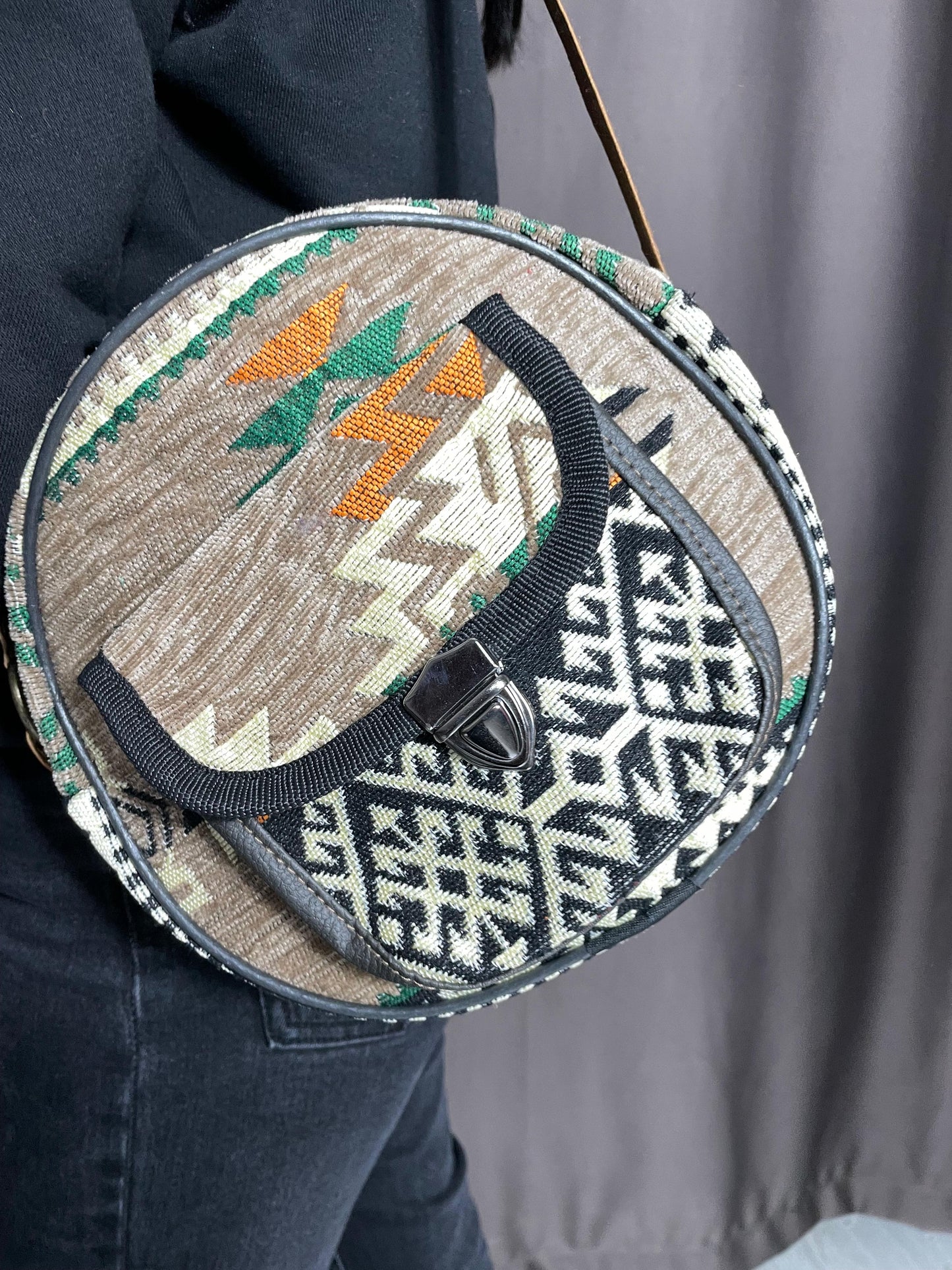 Etnik Desenli Yuvarlak Kilim Çanta