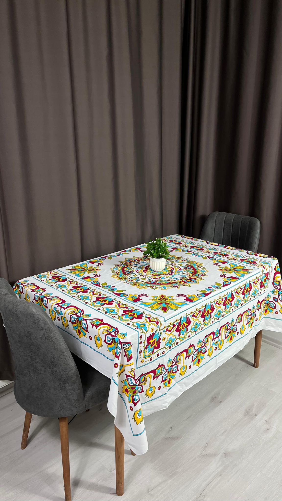 Etnik Desenli 170x170 Kare Masa Örtüsü – Canlı Renkli Kolay Temizlenebilir Kumaş