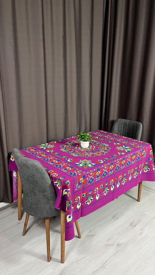 Etnik Desenli Fuşya Kare Masa Örtüsü 170x170 – Şık, Kolay Temizlenebilir Kumaş