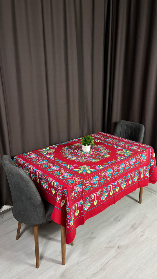 Kırmızı Etnik Desenli 170x170 Kare Masa Örtüsü – Canlı Renkli, Kolay Temizlenebilir Kumaş