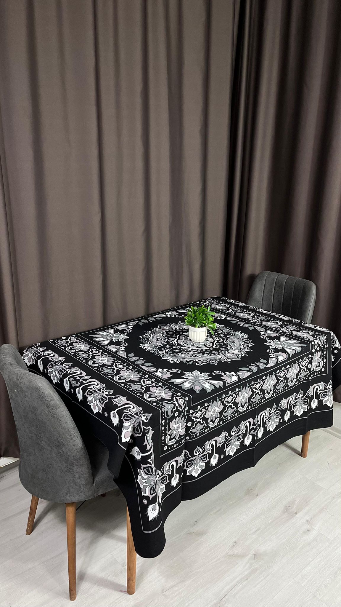 Siyah Beyaz Desenli 170x170 Kare Masa Örtüsü – Şık ve Kolay Temizlenebilir Kumaş