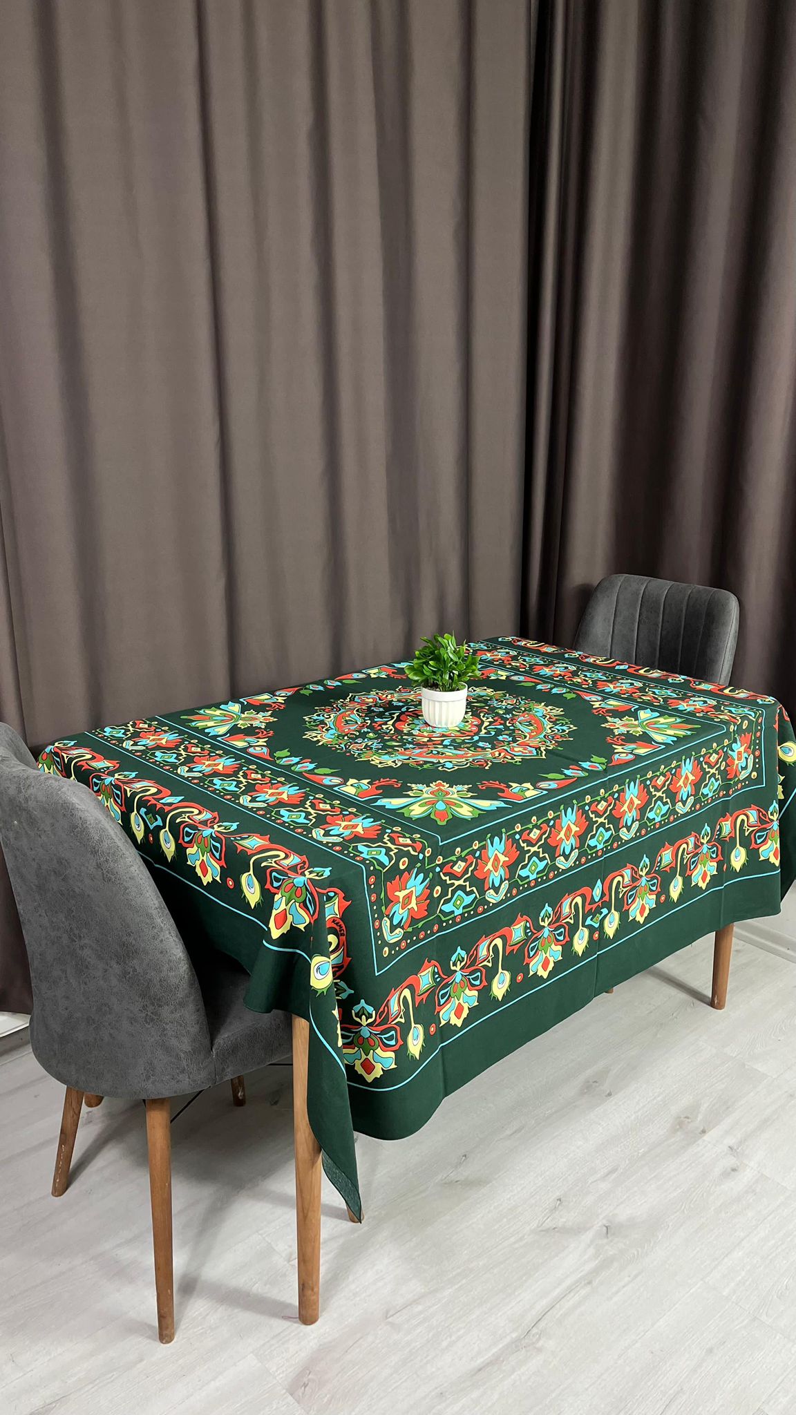 Etnik Desenli Yeşil Kare Masa Örtüsü 170x170 – Şık, Kolay Temizlenebilir Kumaş