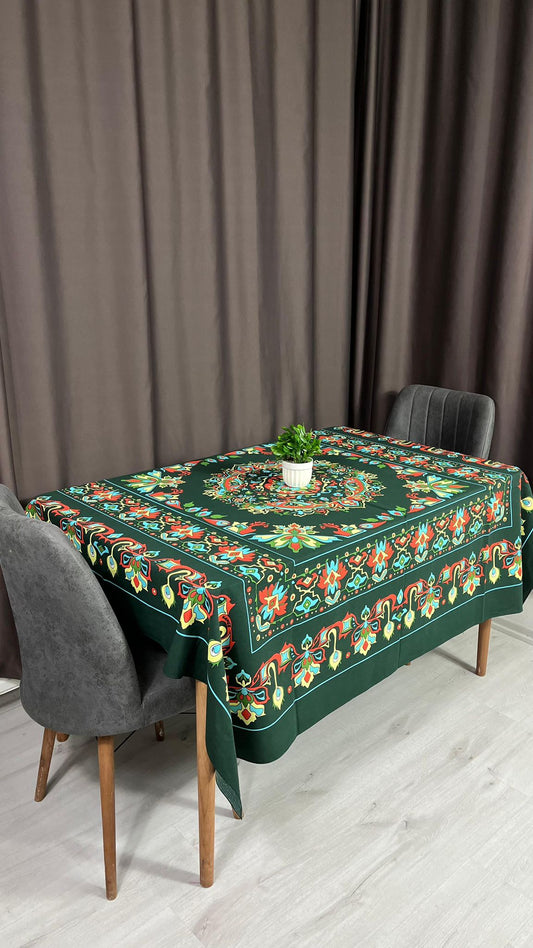 Etnik Desenli Yeşil Kare Masa Örtüsü 170x170 – Şık, Kolay Temizlenebilir Kumaş