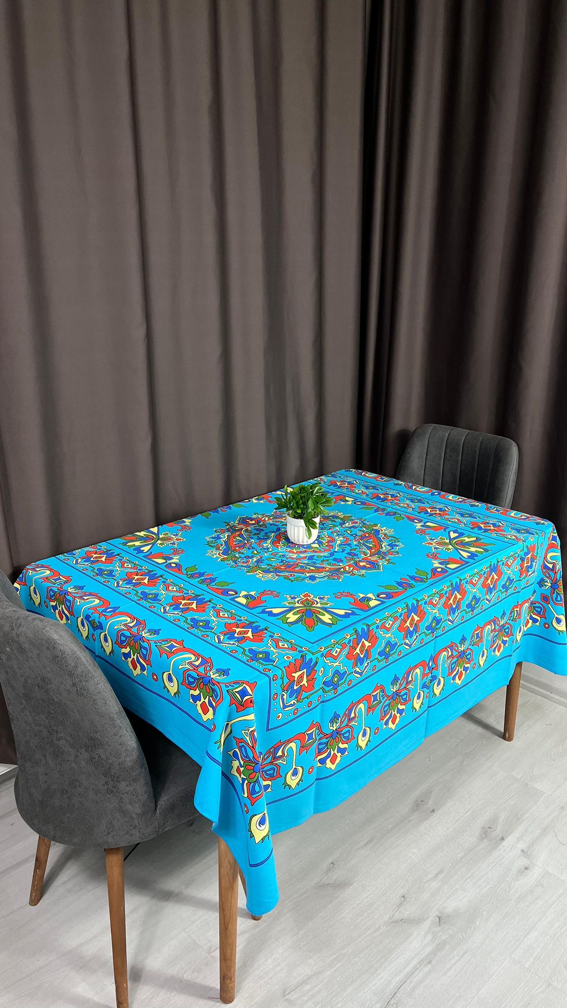 Turkuaz Etnik Desenli 170x170 Kare Masa Örtüsü – Canlı Renkli, Kolay Temizlenebilir Kumaş