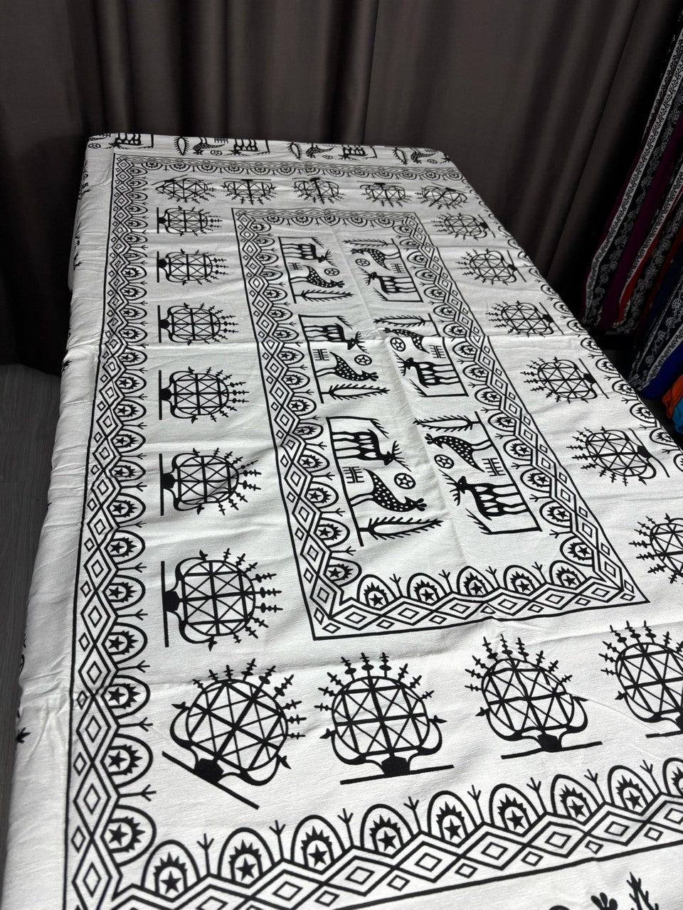 Siyah Beyaz Etnik Desenli Kadife Masa Örtüsü 150x220 cm – Şık ve Kolay Temizlenebilir Dikdörtgen Örtü