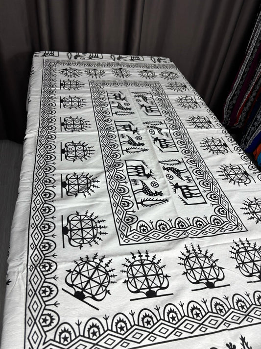 Siyah Beyaz Etnik Desenli Kadife Masa Örtüsü 150x220 cm – Şık ve Kolay Temizlenebilir Dikdörtgen Örtü