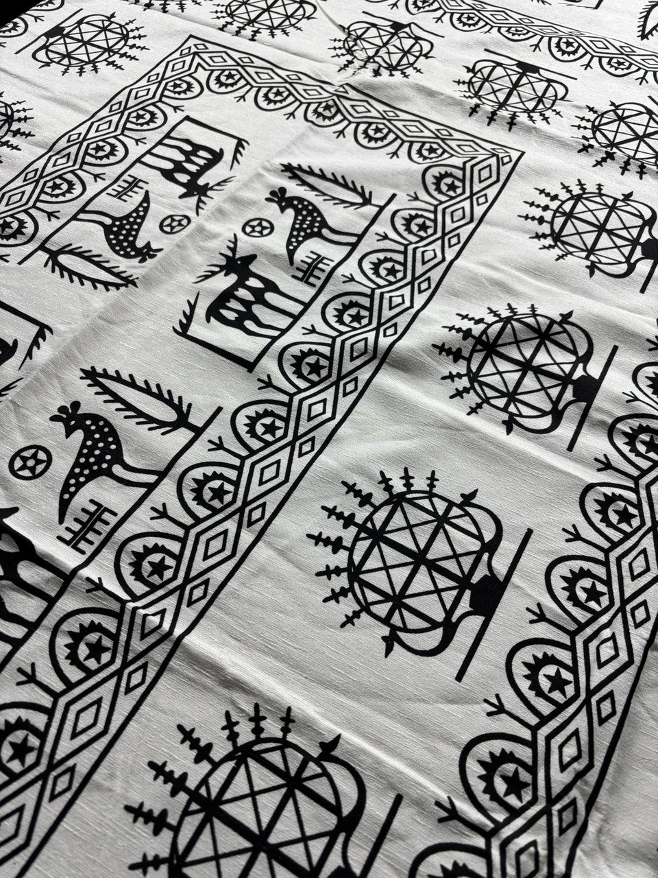 Siyah Beyaz Etnik Desenli Kadife Masa Örtüsü 150x220 cm – Şık ve Kolay Temizlenebilir Dikdörtgen Örtü