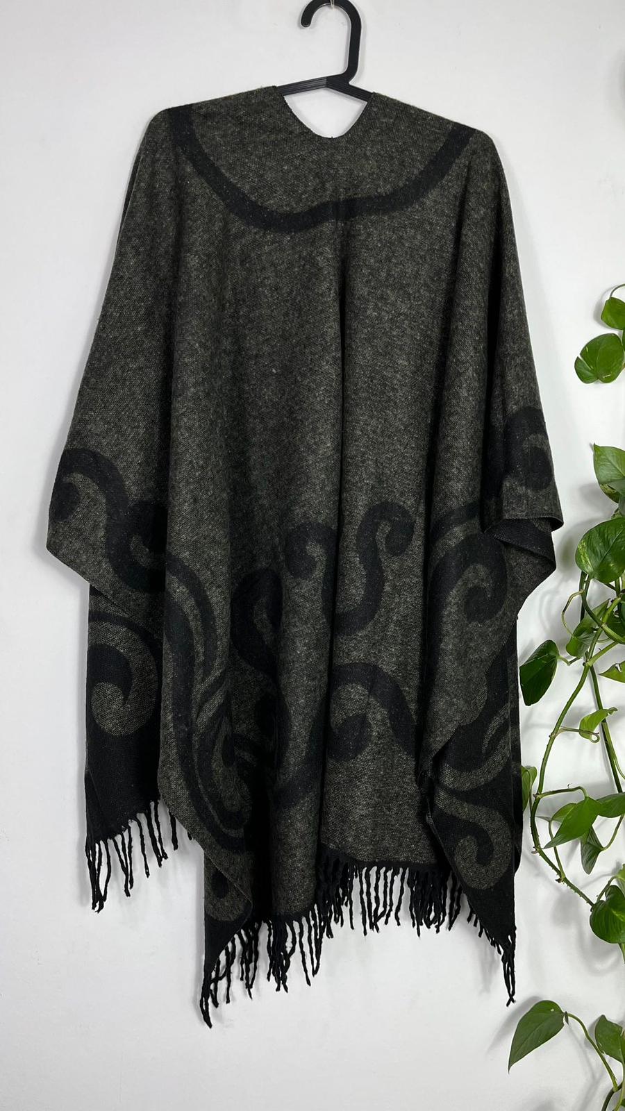 Çift Taraflı Yünlü Desenli Kadın Panço