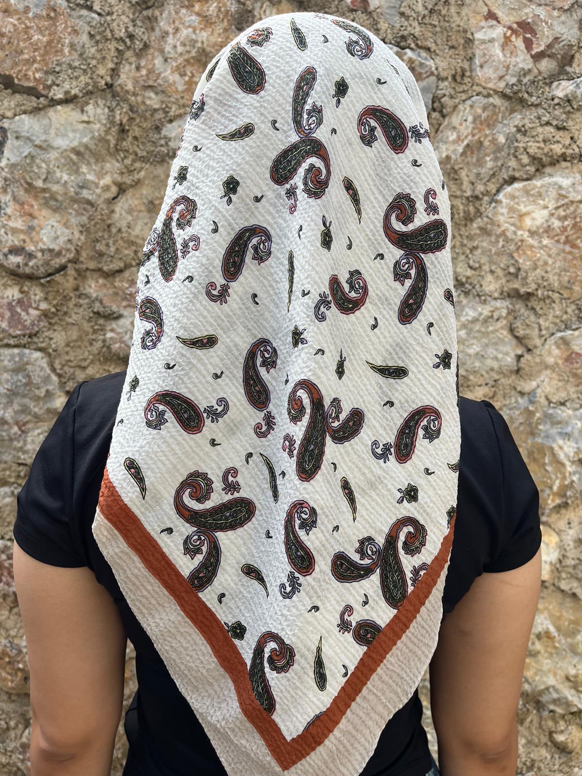 Beyaz Zemin Paisley Desenli Yazma - Krem