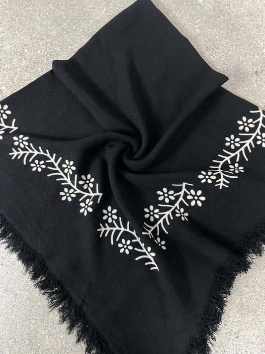 Siyah Çiçek Desenli Püsküllü Pamuklu Yazma