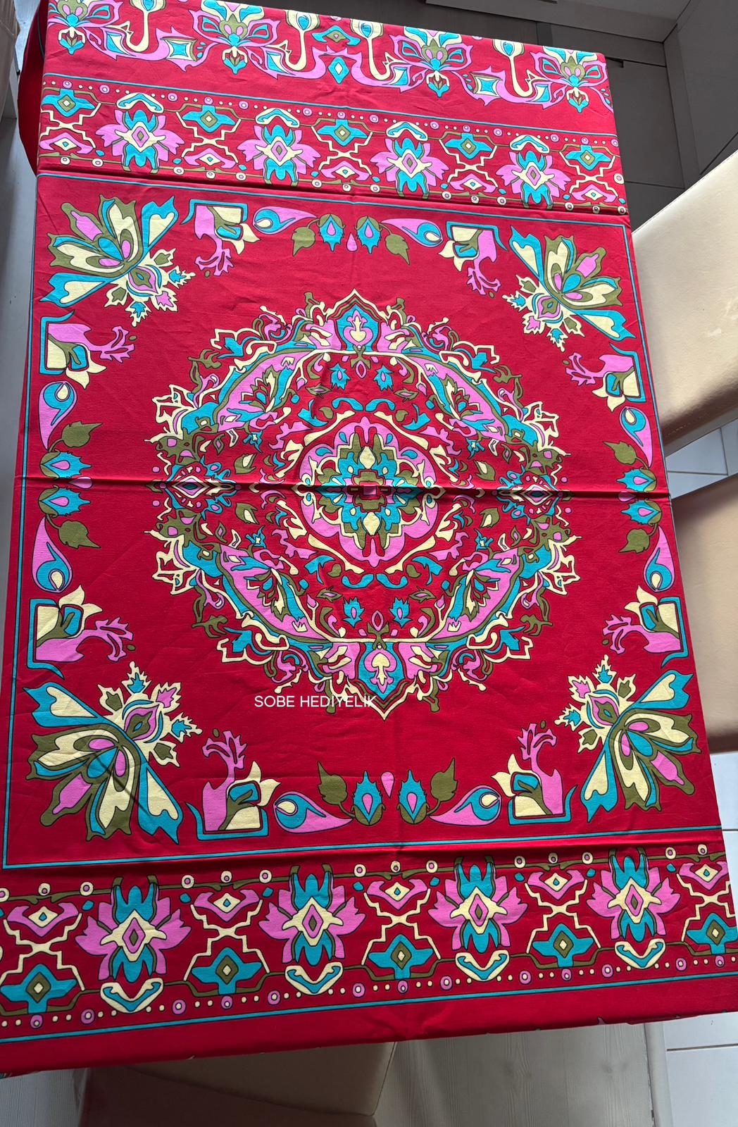 Kırmızı Etnik Desenli 170x170 Kare Masa Örtüsü – Canlı Renkli, Kolay Temizlenebilir Kumaş