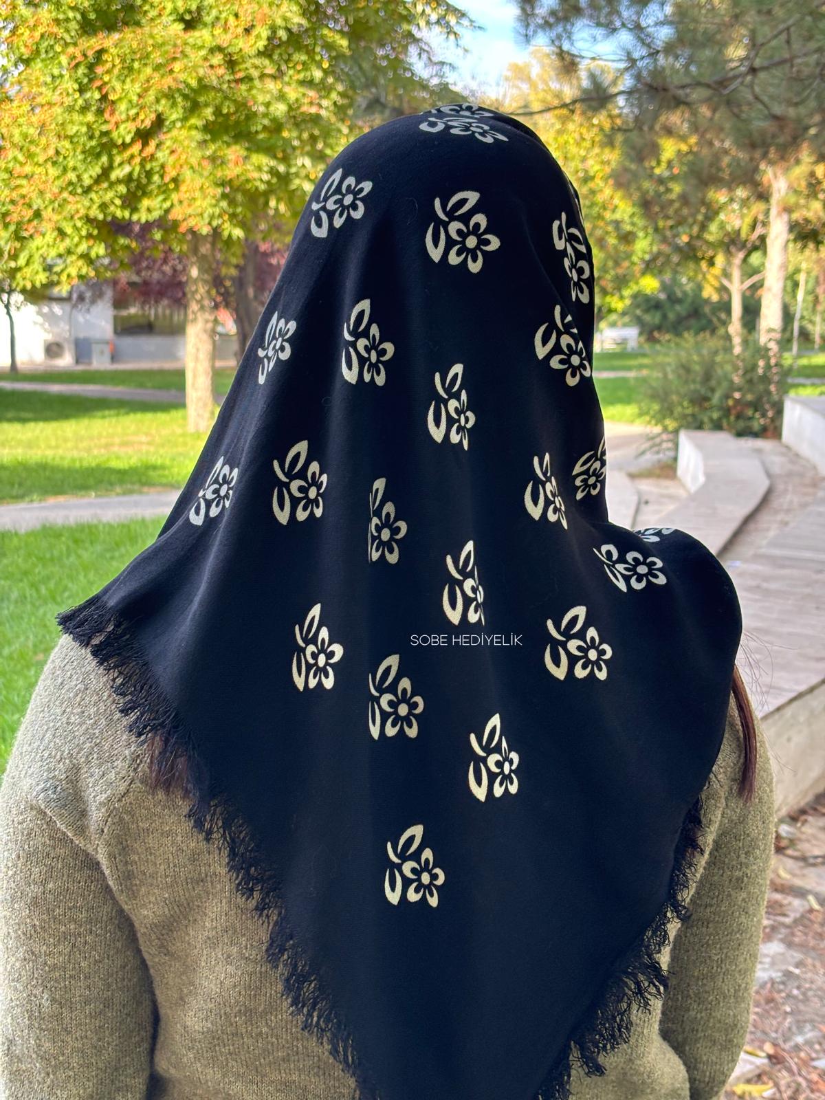 Siyah Çiçek Desenli Pamuklu Eşarp