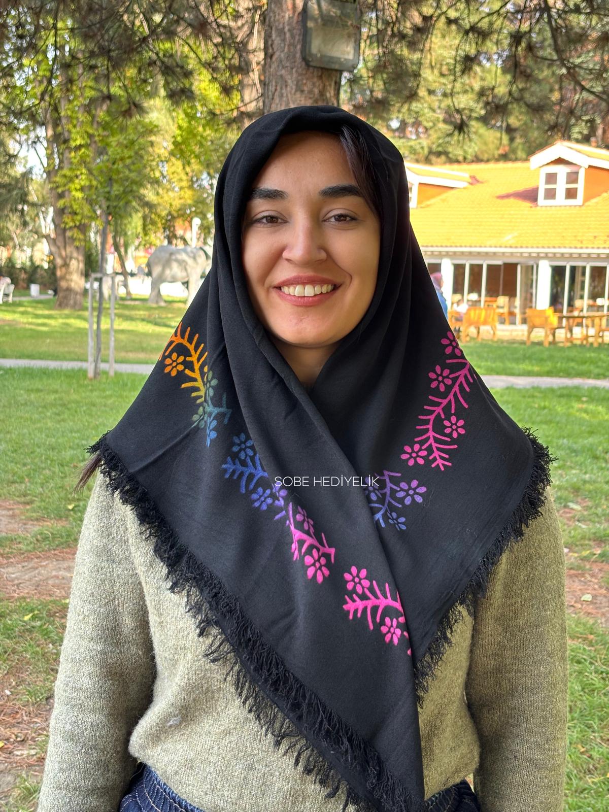 Siyah Baskılı Püsküllü Desenli Yazma Eşarp