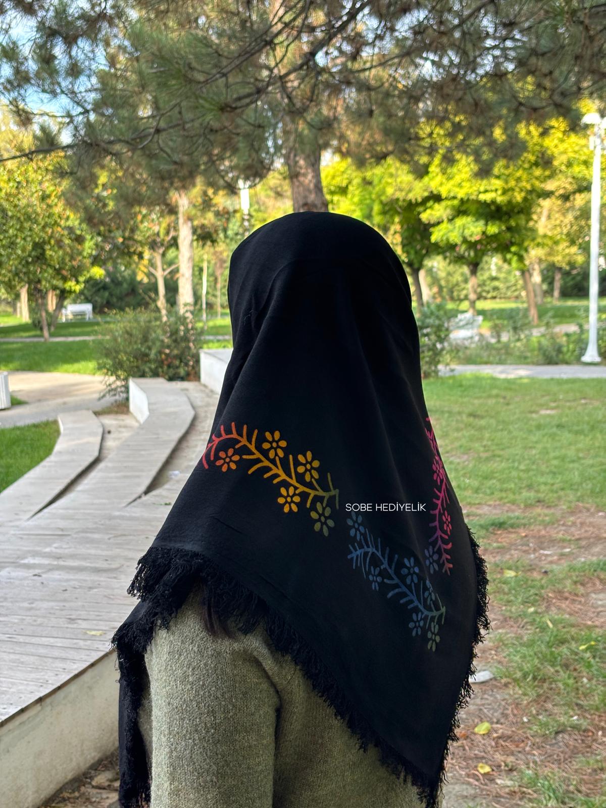 Siyah Baskılı Püsküllü Desenli Yazma Eşarp
