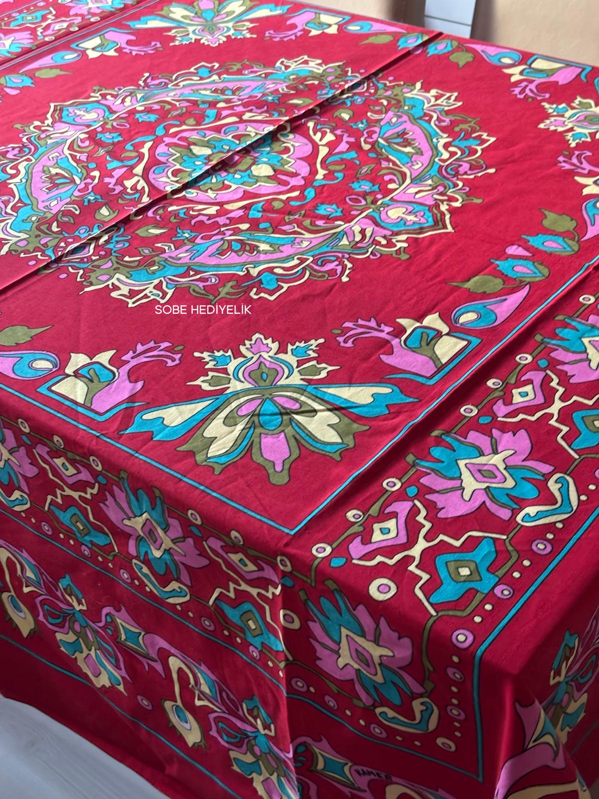 Kırmızı Etnik Desenli 170x170 Kare Masa Örtüsü – Canlı Renkli, Kolay Temizlenebilir Kumaş