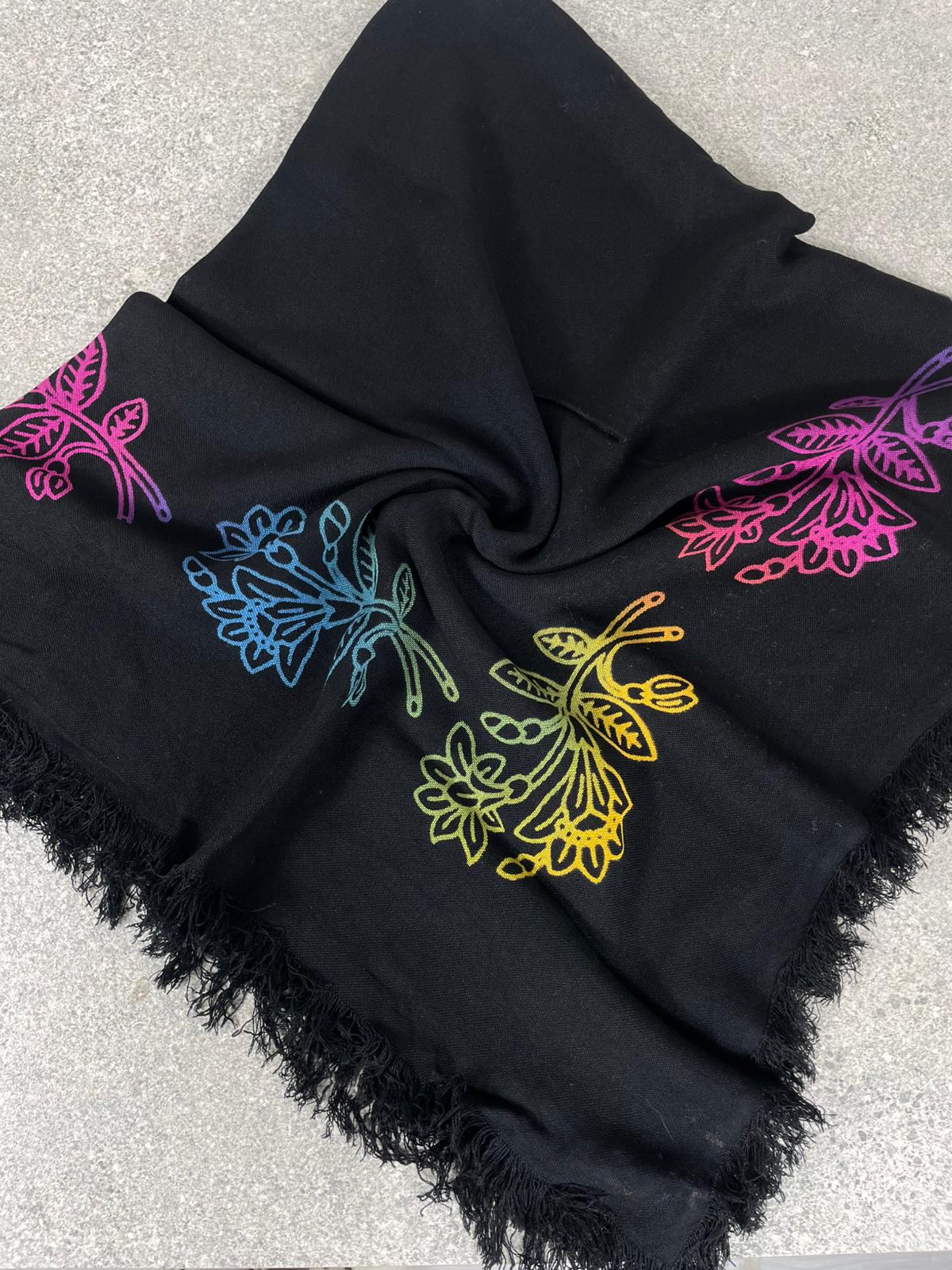 Siyah Renkli Çiçek Desenli Püsküllü Pamuklu Yazma