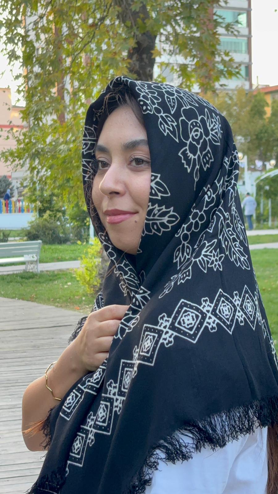 Siyah Desenli Püsküllü Pamuklu Yazma