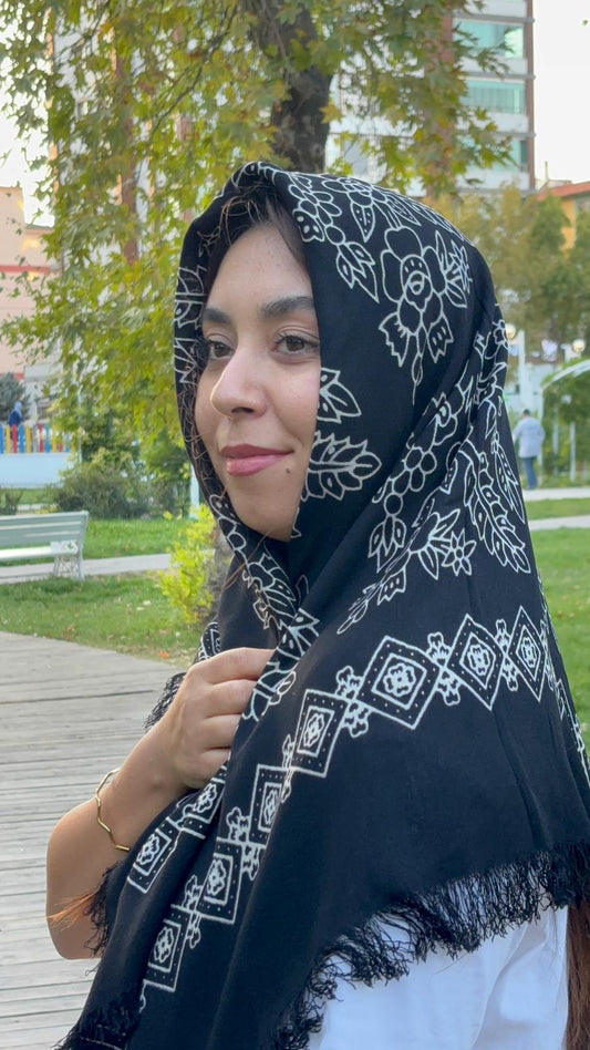 Siyah Desenli Püsküllü Pamuklu Yazma
