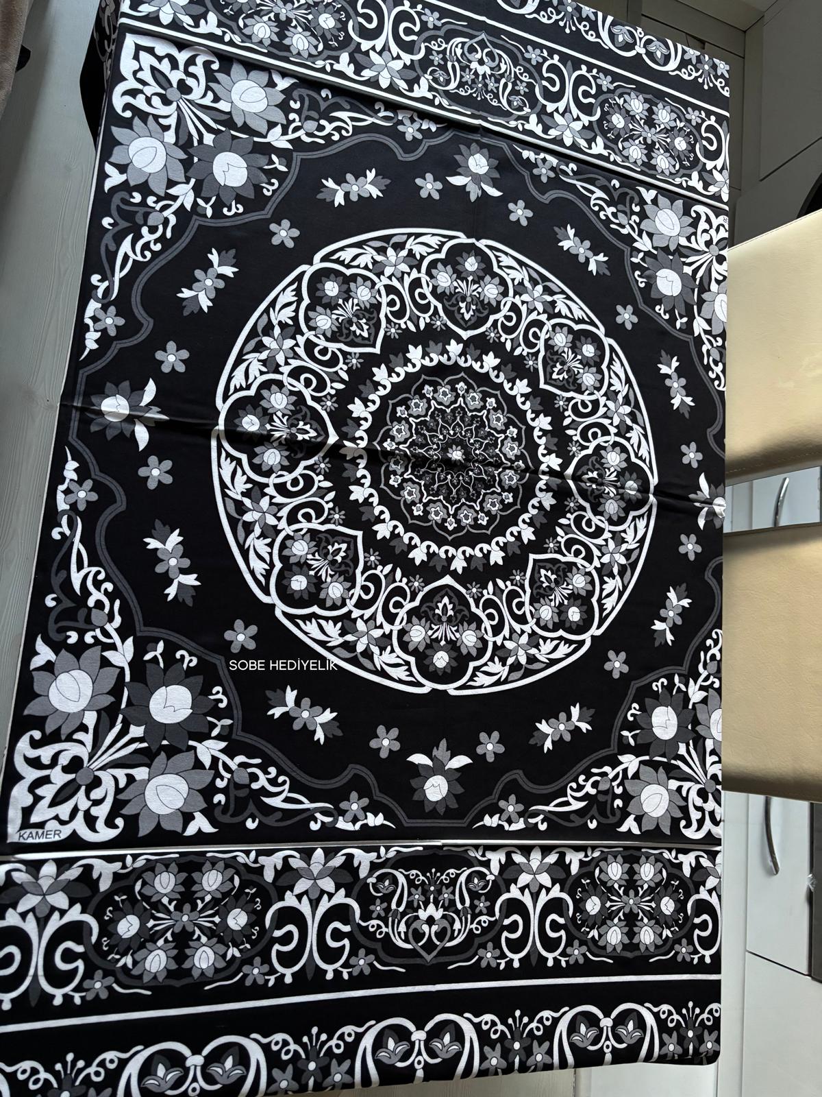 Siyah Beyaz Desenli 170x170 Kare Masa Örtüsü – Şık ve Kolay Temizlenebilir Kumaş