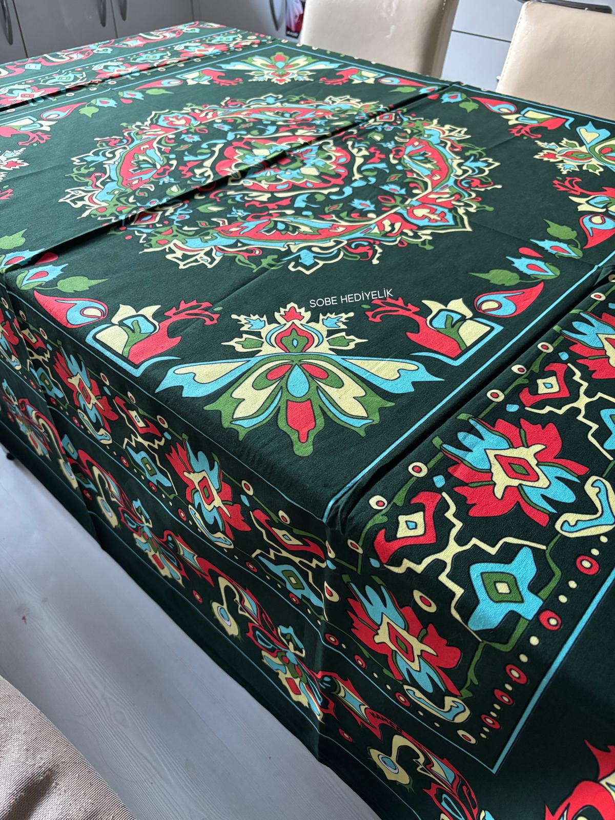 Etnik Desenli Yeşil Kare Masa Örtüsü 170x170 – Şık, Kolay Temizlenebilir Kumaş