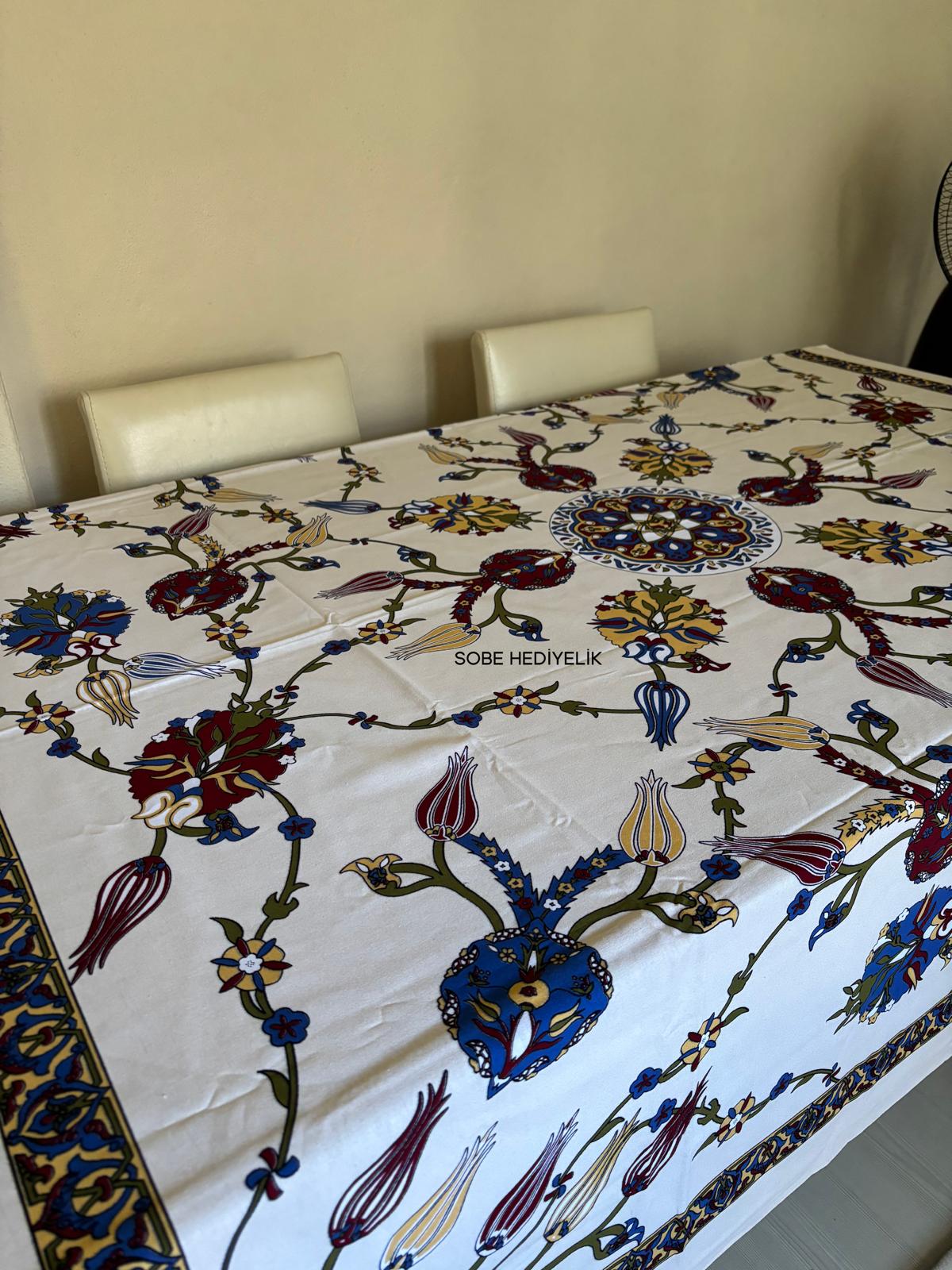Beyaz Zeminli Etnik Desenli 170x170 Kare Masa Örtüsü – Şık ve Kolay Temizlenebilir Kumaş