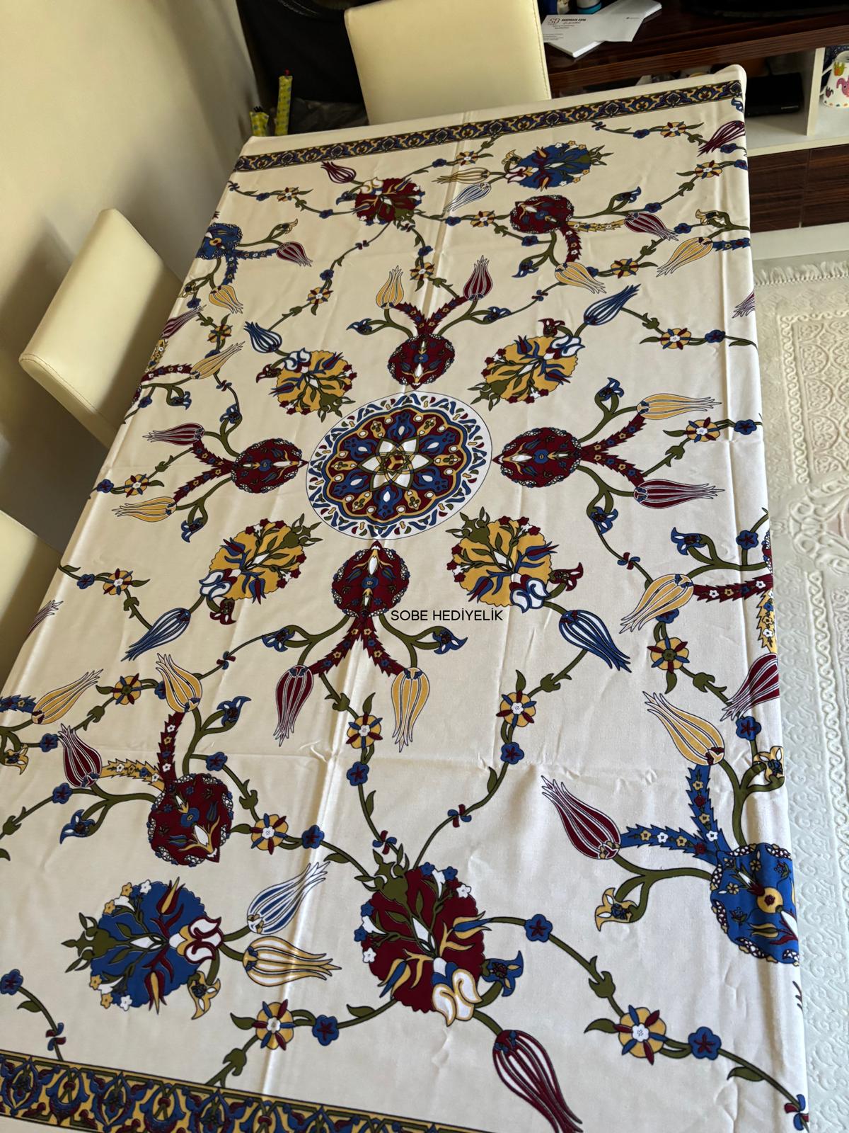 Beyaz Zeminli Etnik Desenli 170x170 Kare Masa Örtüsü – Şık ve Kolay Temizlenebilir Kumaş